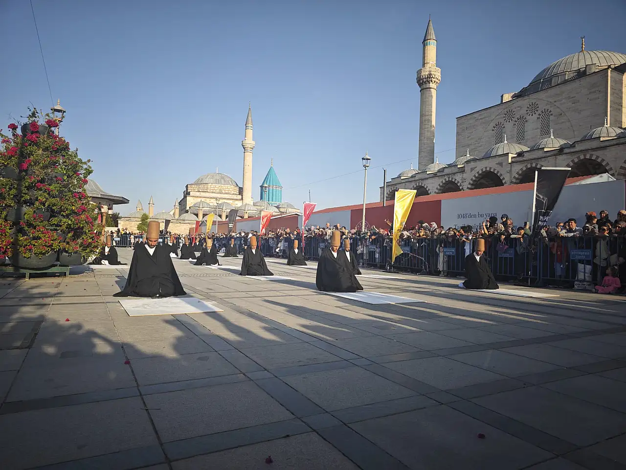 Konya'da mest eden görüntü! 99 semazen aynı anda döndü