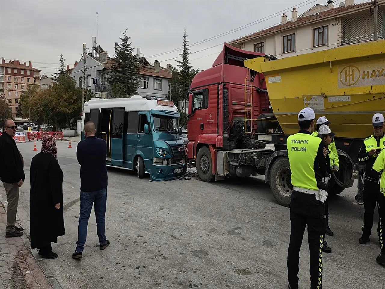 Konya'da korkunç kaza! İki araç birbirine girdi: 10 yaralı!