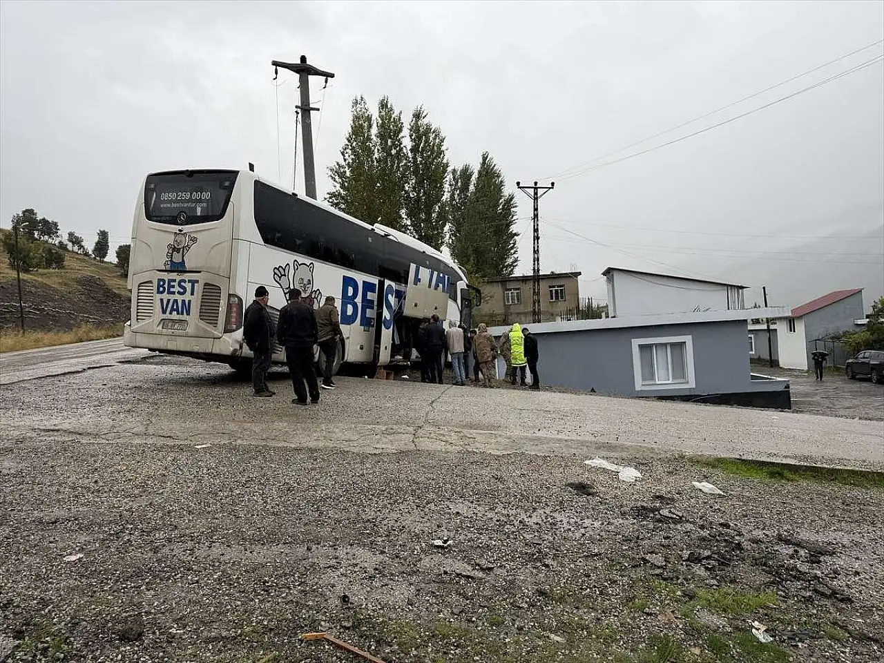 Konya plakalı TIR'la otobüs çarpıştı! 1 ölü, çok sayıda yaralı var