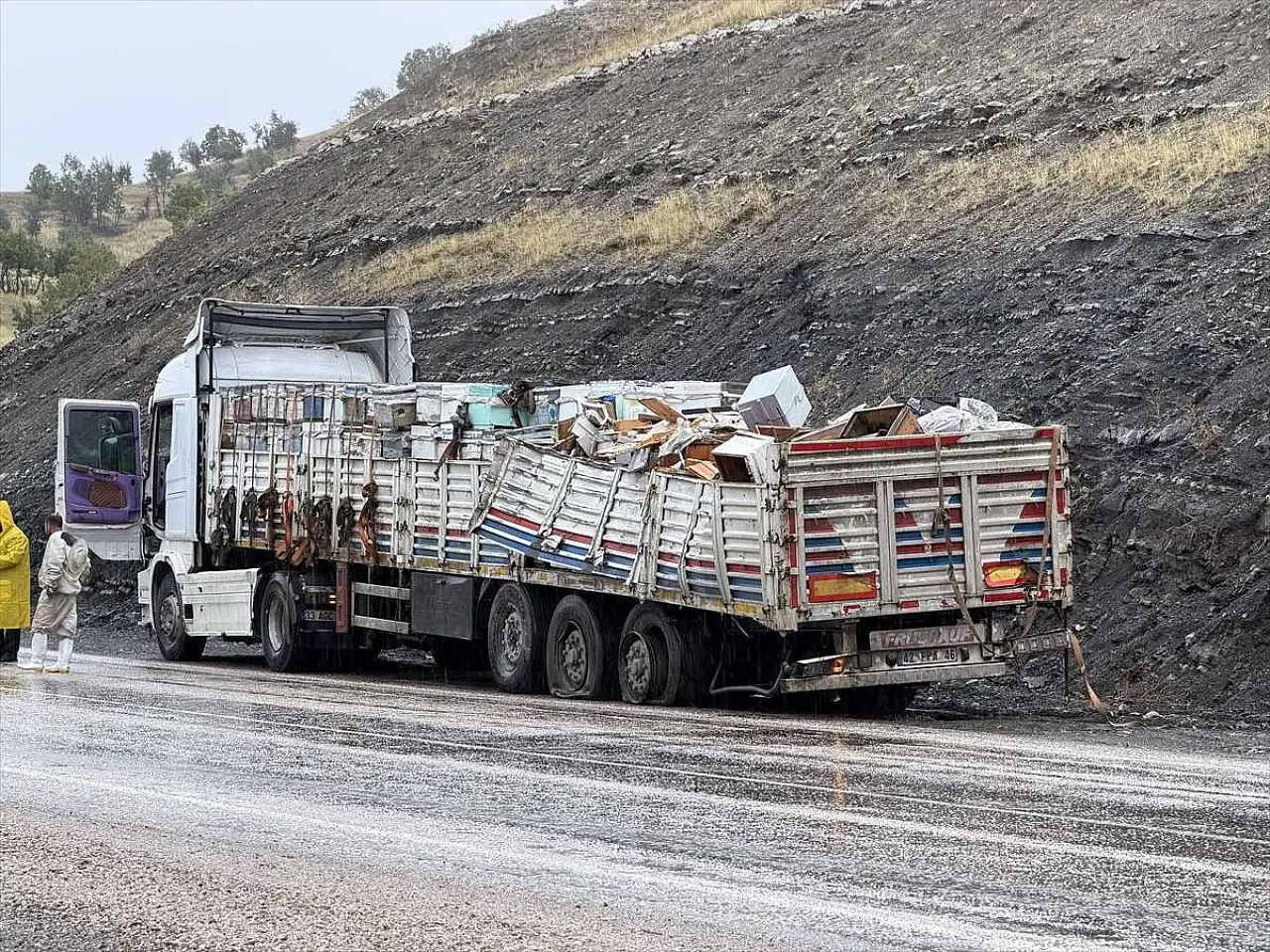 Konya plakalı TIR'la otobüs çarpıştı! 1 ölü, çok sayıda yaralı var