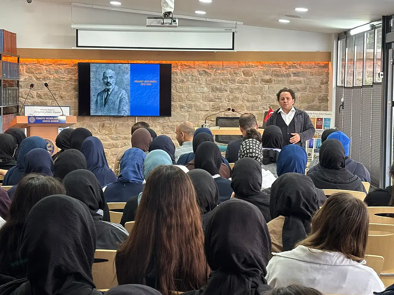 Konya'da geleceğin yazarları usta isimlerle buluştu