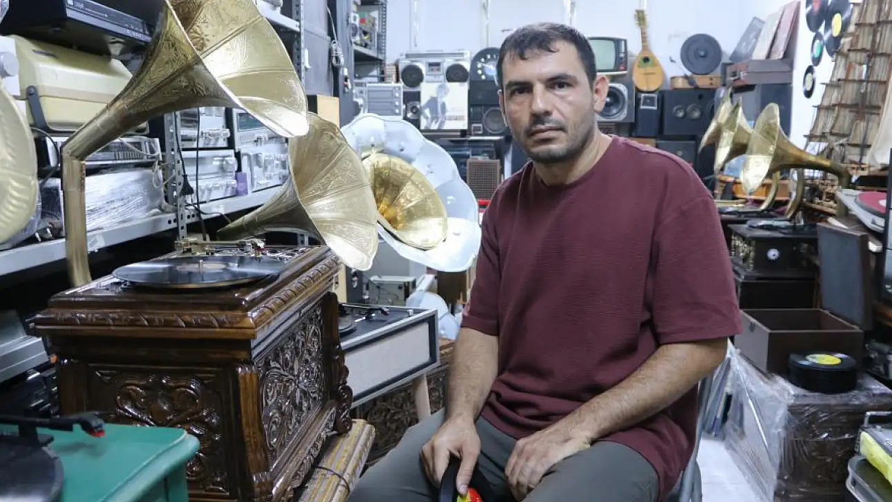Asırlık gramofonları hayata döndürerek geçmişin sesini geleceğe taşıyor