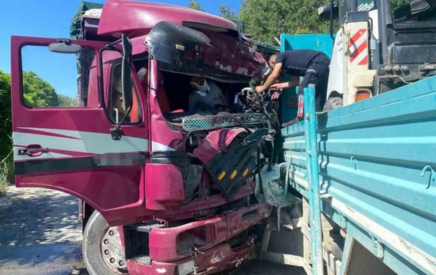 Konya plakalı kamyon feci kazaya karıştı! İki sürücü hayatını kaybetti