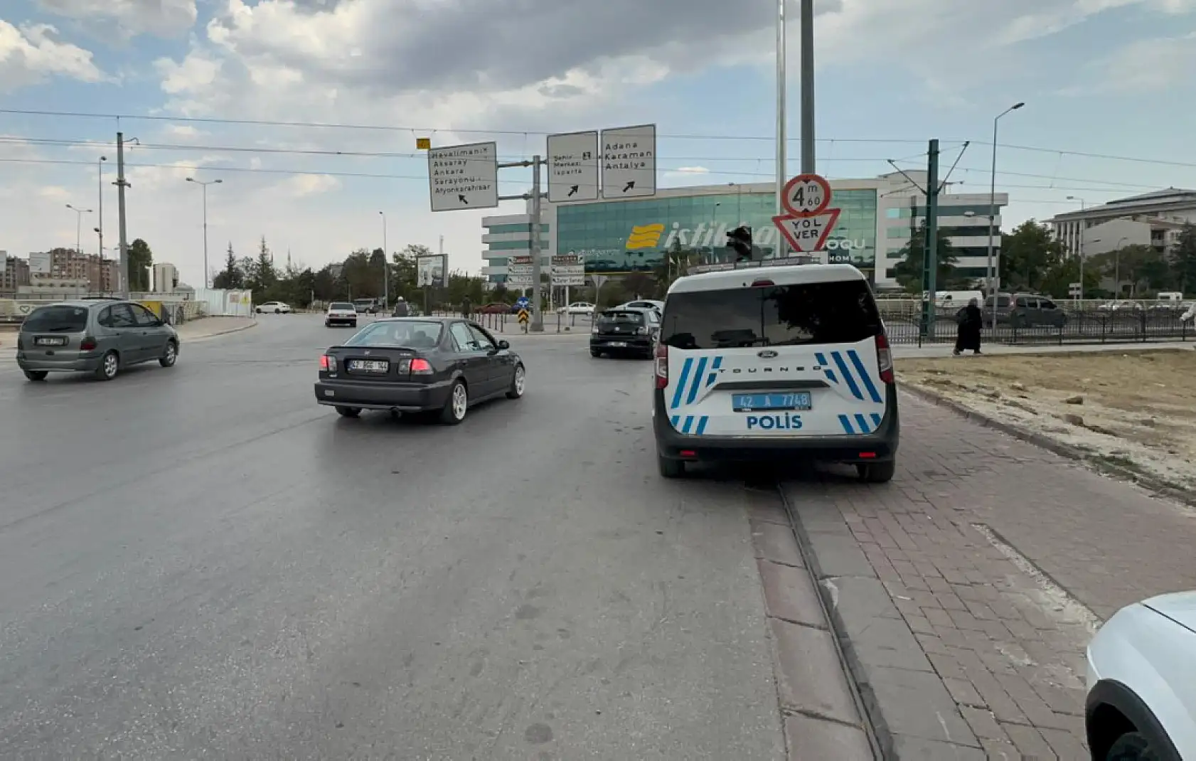 Konya'daki parkta 'kıskançlık' kavgası: 15 yaşındaki kızı bıçakladı!
