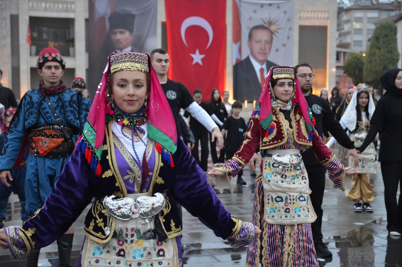 Konya'da 103 yıllık coşku zeybekle taçlandı!
