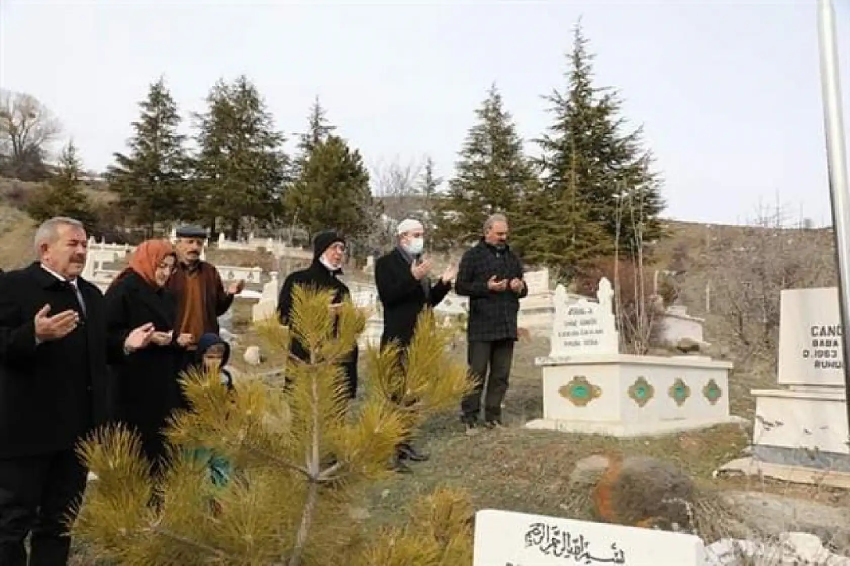 Arefe günü kabir ziyareti yapanlar dikkat! Konya İl Müftülüğü İslam geleneğindeki o ince çizgiyi hatırlattı?