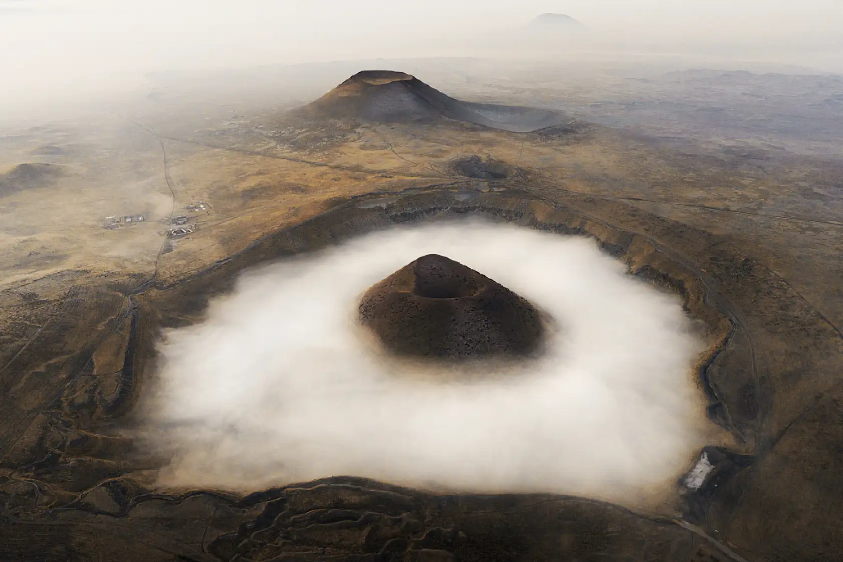 Dünyanın nazar boncuğu Meke Gölü'nde sis büyüsü!