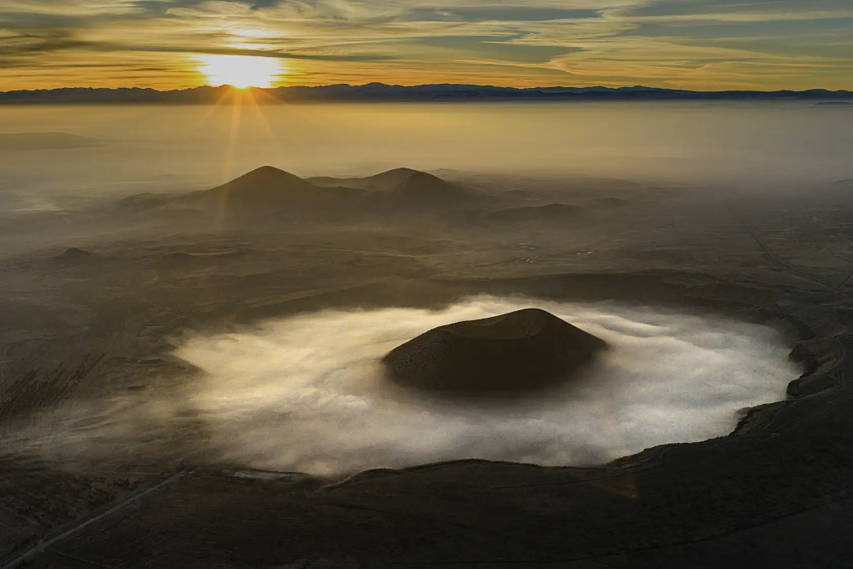 Dünyanın nazar boncuğu Meke Gölü'nde sis büyüsü!