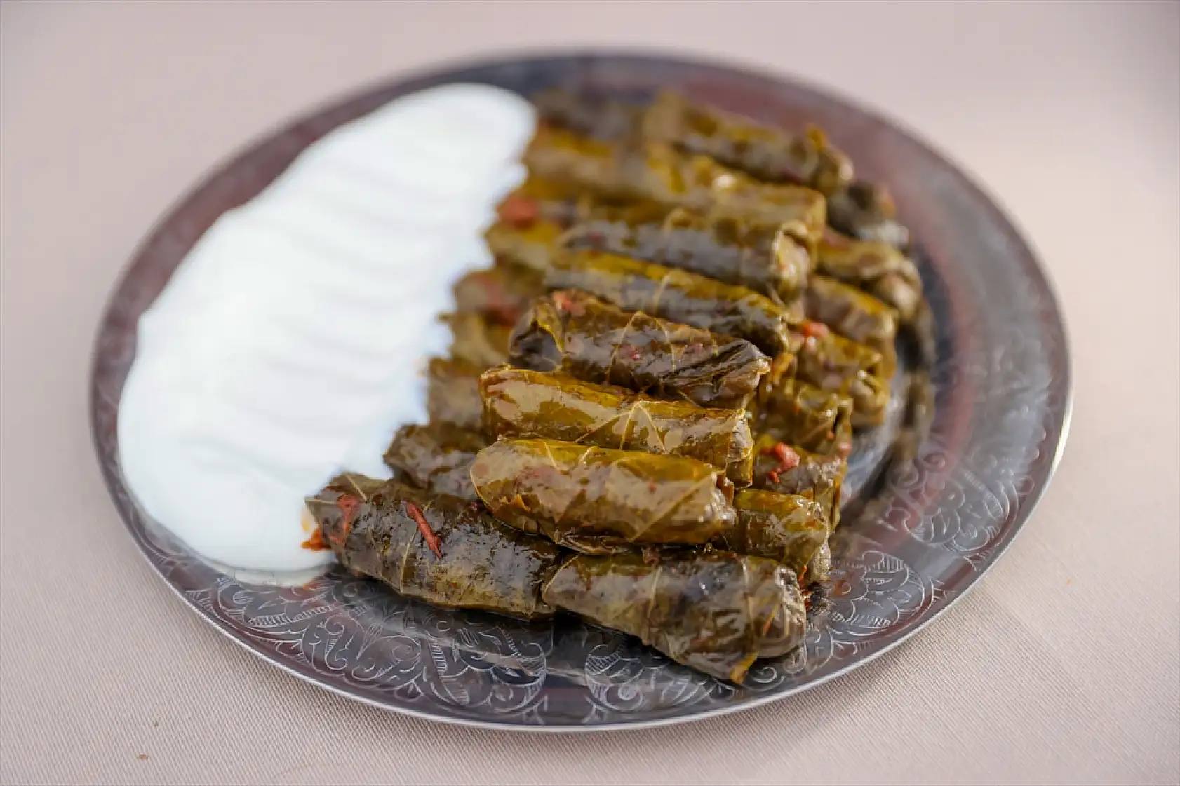 Konya'da bayramın en lezzetli eşlikçisi: Etli yaprak sarması!