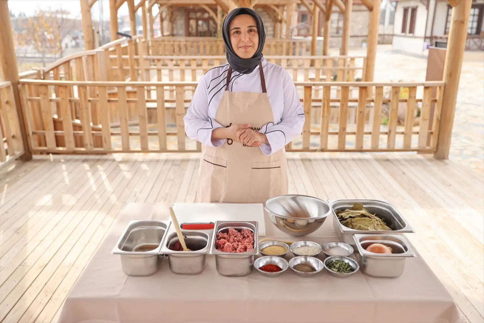 Konya'da bayramın en lezzetli eşlikçisi: Etli yaprak sarması!
