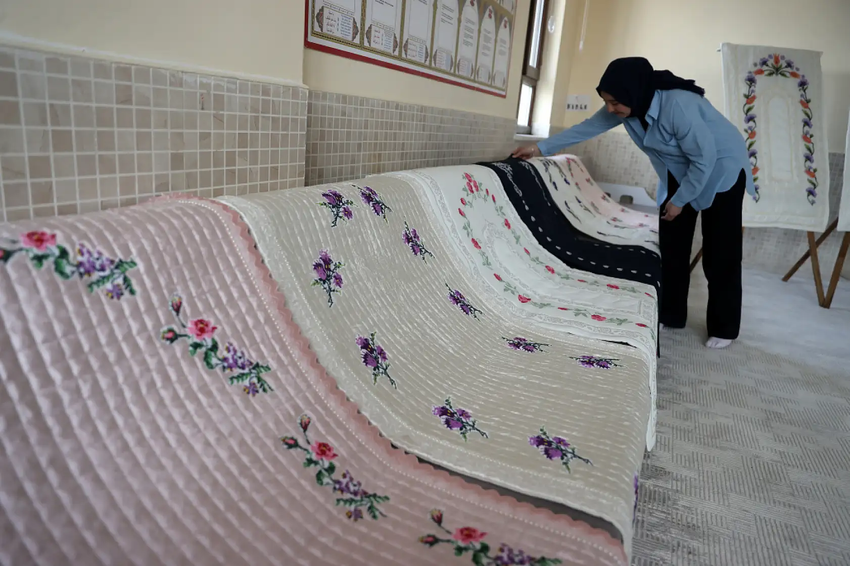 Konya'da liseliler tarihi motifleri Gazze yararına seccadelere işledi!
