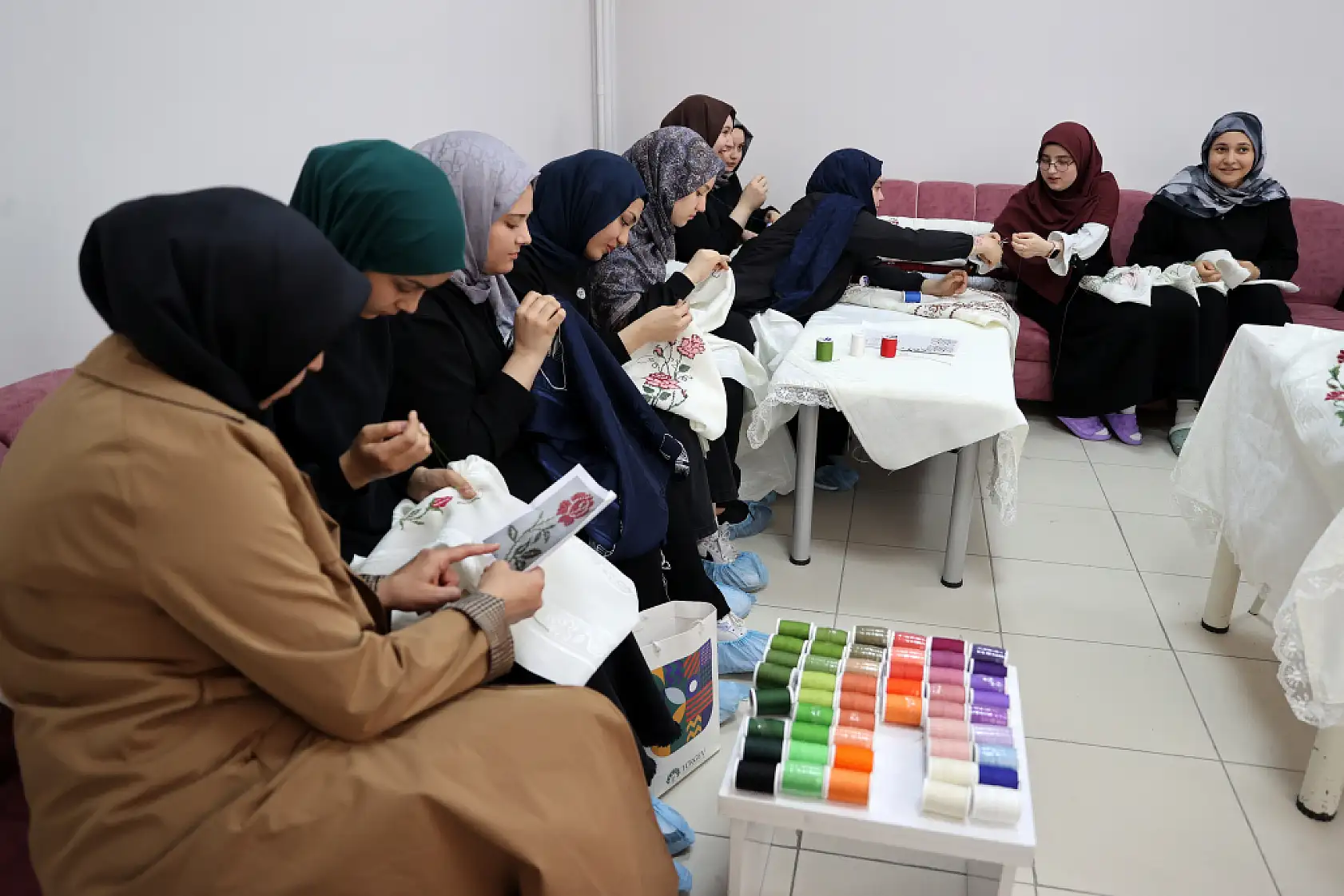 Konya'da liseliler tarihi motifleri Gazze yararına seccadelere işledi!