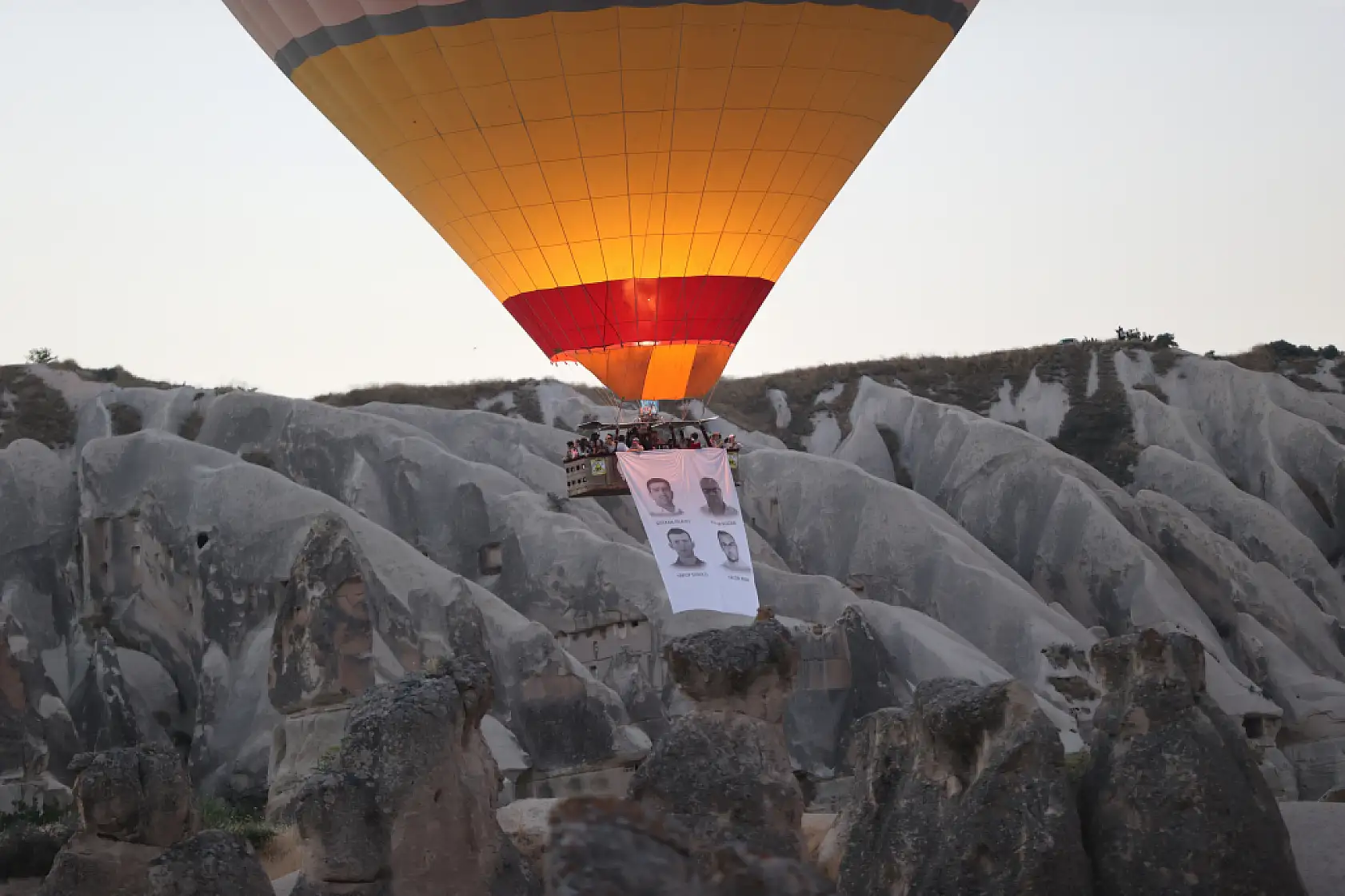 Kapadokya'da balonlar 15 Temmuz'un anısına Türk bayraklarıyla donatıldı!