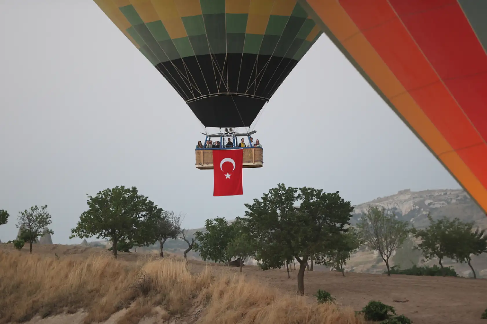 Kapadokya'da balonlar 15 Temmuz'un anısına Türk bayraklarıyla donatıldı!