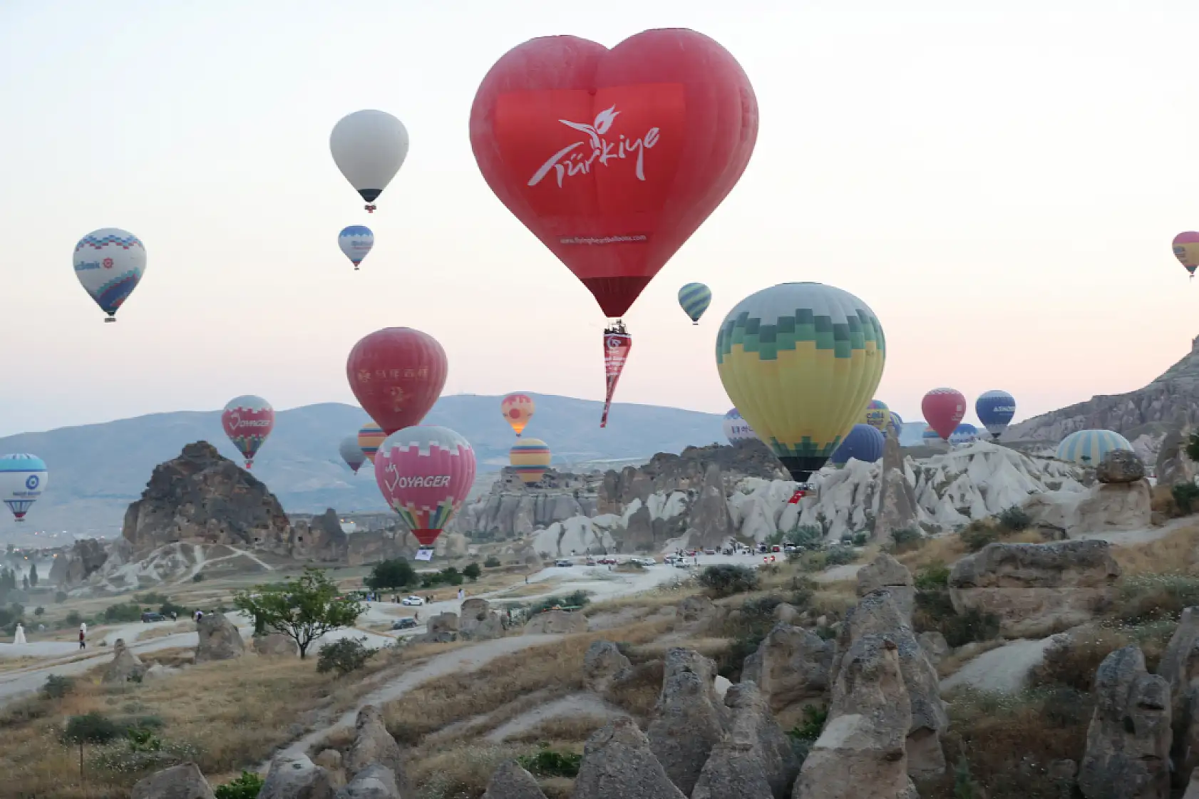 Kapadokya'da balonlar 15 Temmuz'un anısına Türk bayraklarıyla donatıldı!