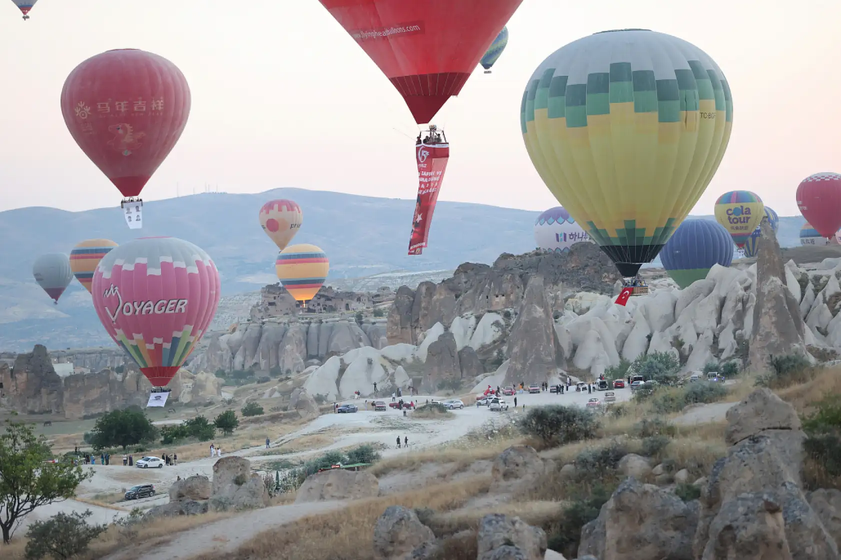 Kapadokya'da balonlar 15 Temmuz'un anısına Türk bayraklarıyla donatıldı!