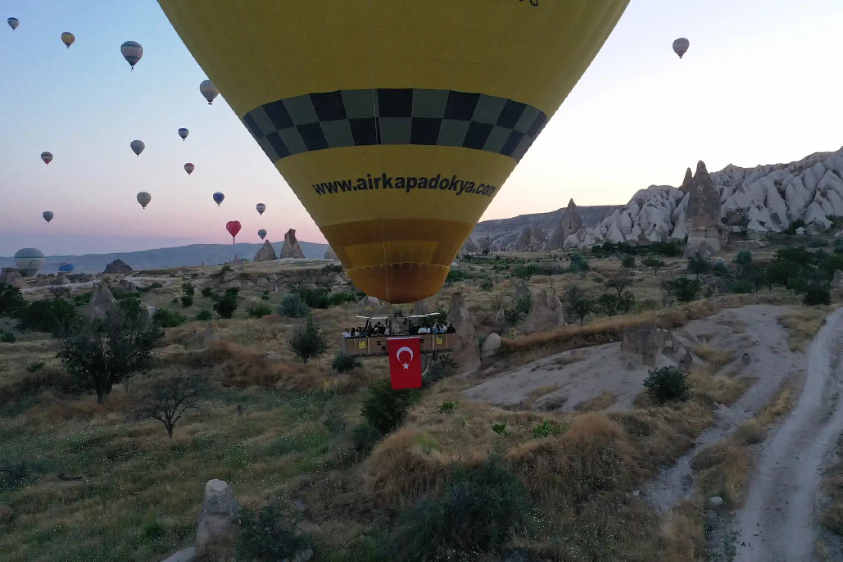 Kapadokya'da balonlar 15 Temmuz'un anısına Türk bayraklarıyla donatıldı!