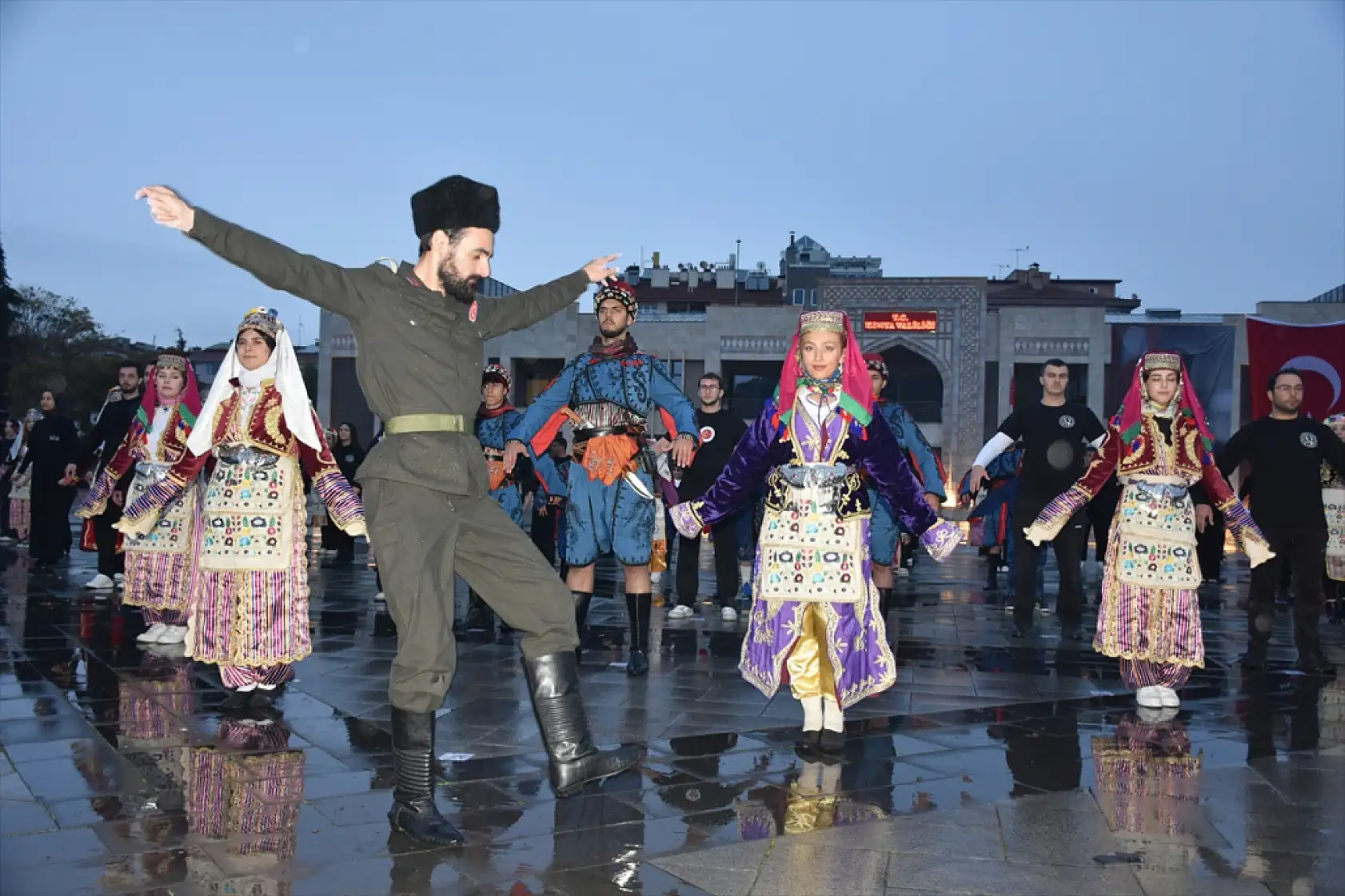 Konya'da 103 yıllık coşku zeybekle taçlandı!
