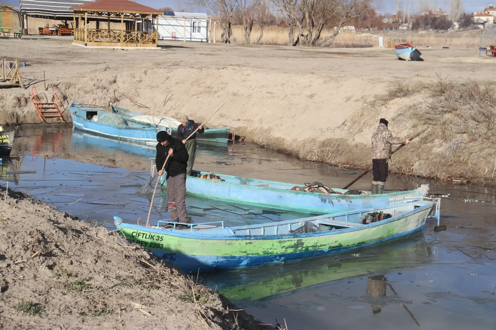 Beyşehir'de göl yüzeyi dev bir pist oldu! Balıkçıların buz mesaisi başladı!