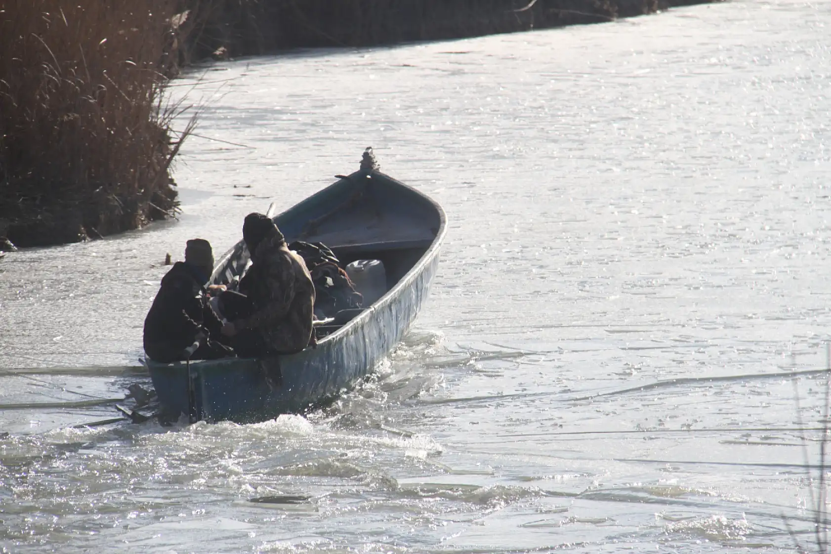 Beyşehir'de göl yüzeyi dev bir pist oldu! Balıkçıların buz mesaisi başladı!