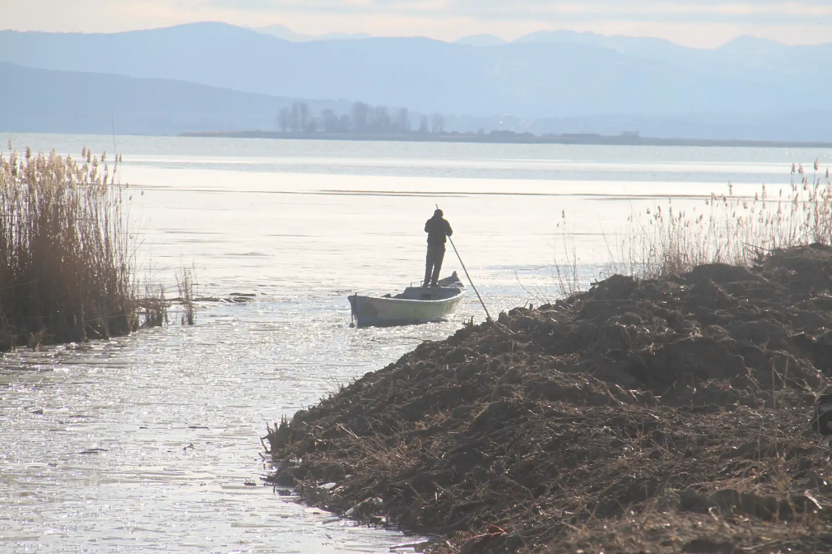 Beyşehir'de göl yüzeyi dev bir pist oldu! Balıkçıların buz mesaisi başladı!