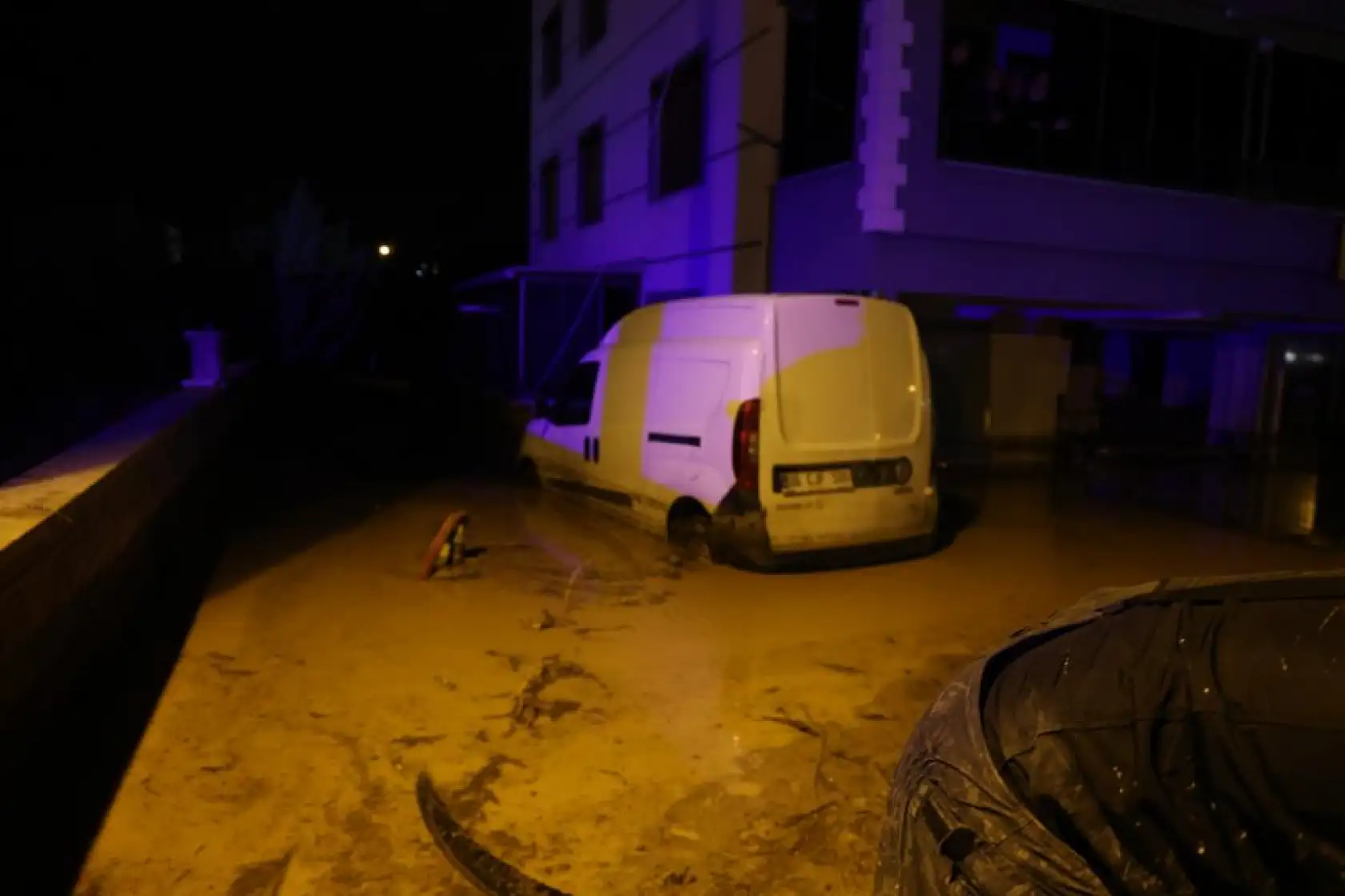 Konya'da sel etkili oldu! Sürücüler zor anlar yaşadı