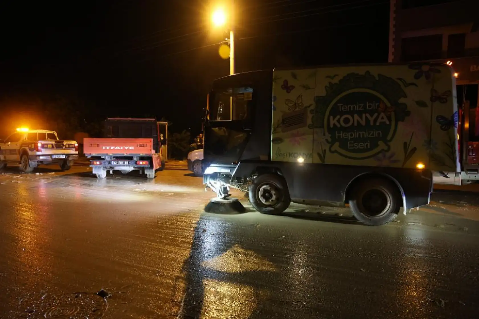 Konya'da sel etkili oldu! Sürücüler zor anlar yaşadı