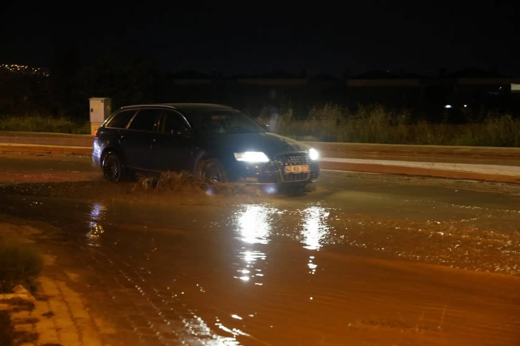 Konya'da sel etkili oldu! Sürücüler zor anlar yaşadı