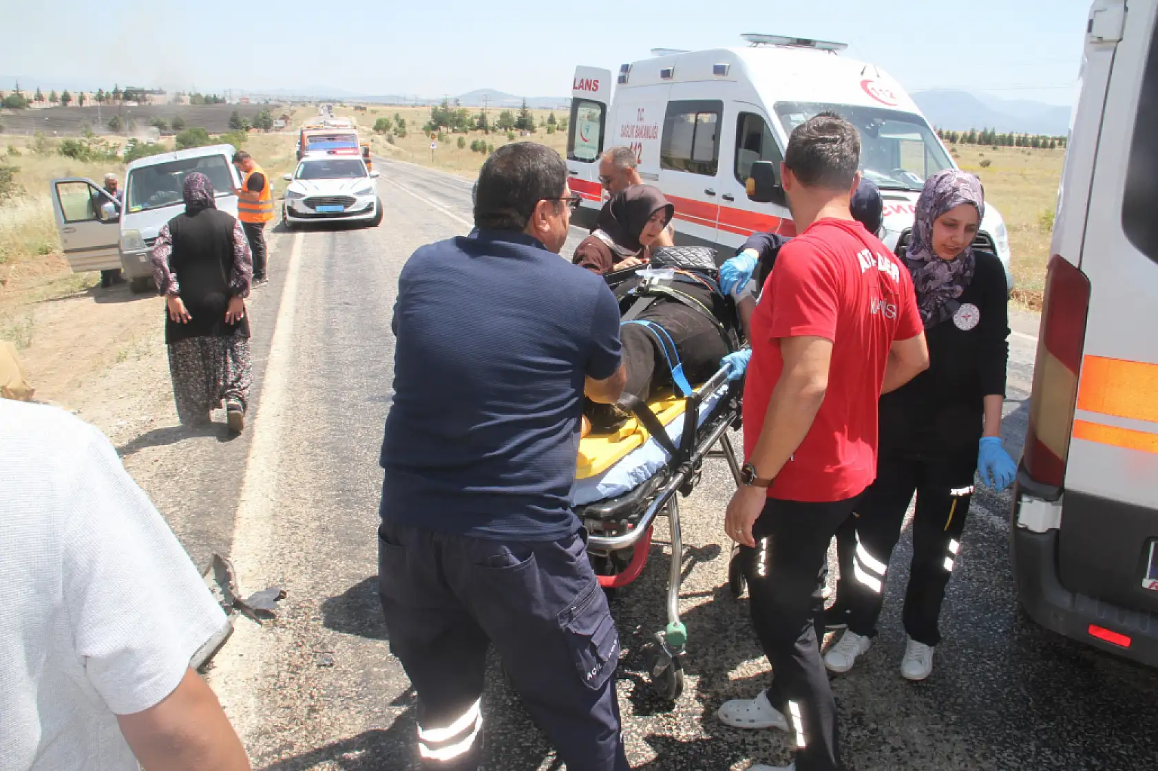 Konya'da iki araç birbirine girdi: Ortalık savaş alanına döndü! 9 yaralı...