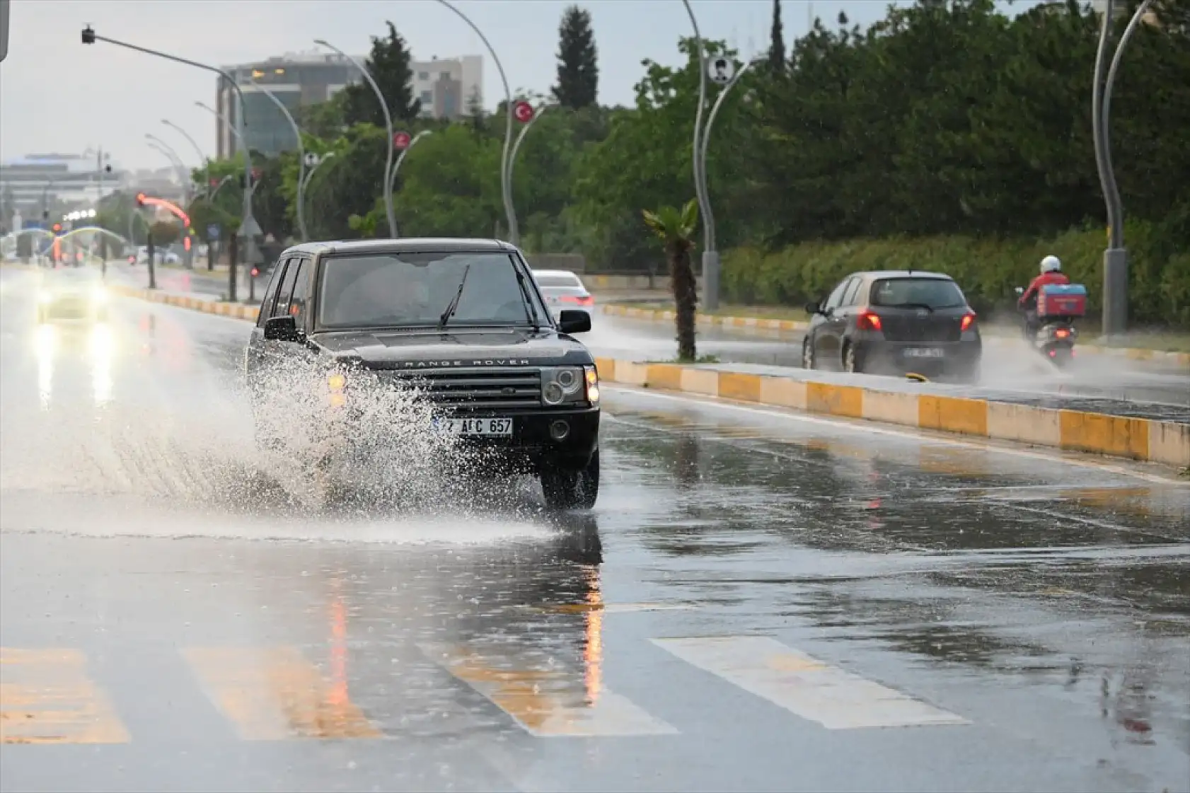 Meteoroloji saat verip uyardı: Konya'da 15 ilçe listede! Dışarı çıkarken bir kez daha düşünün!