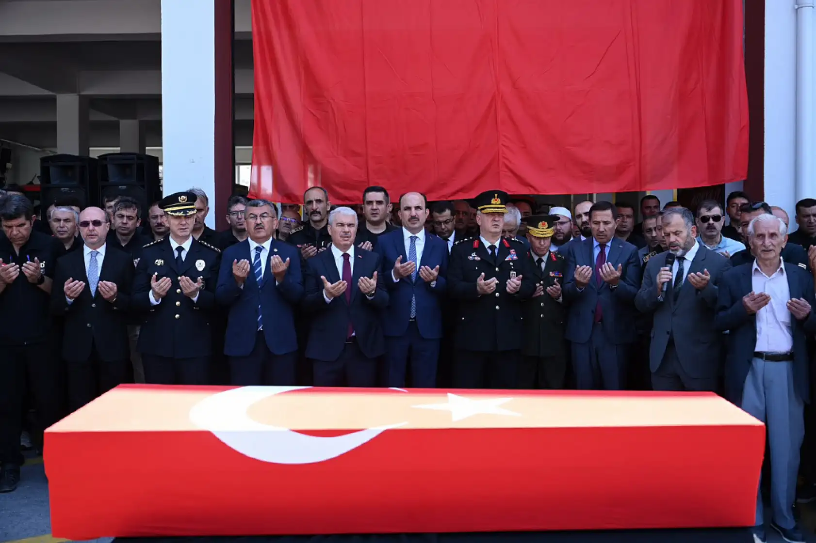 Konya'da alevlerle savaşırken şehit düşen kahraman itfaiyeci son yolculuğuna uğurlanıyor!