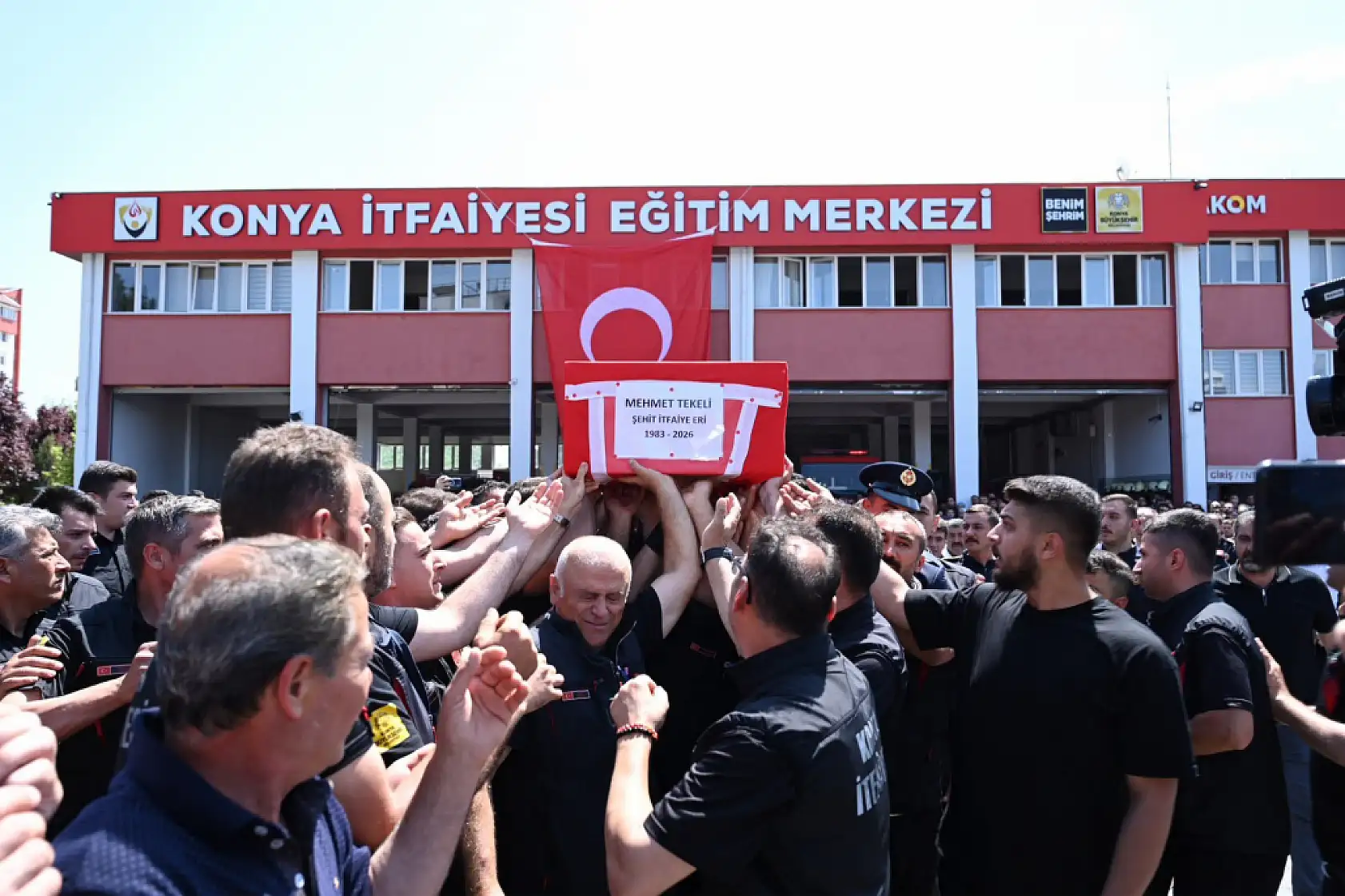 Konya'da alevlerle savaşırken şehit düşen kahraman itfaiyeci son yolculuğuna uğurlanıyor!