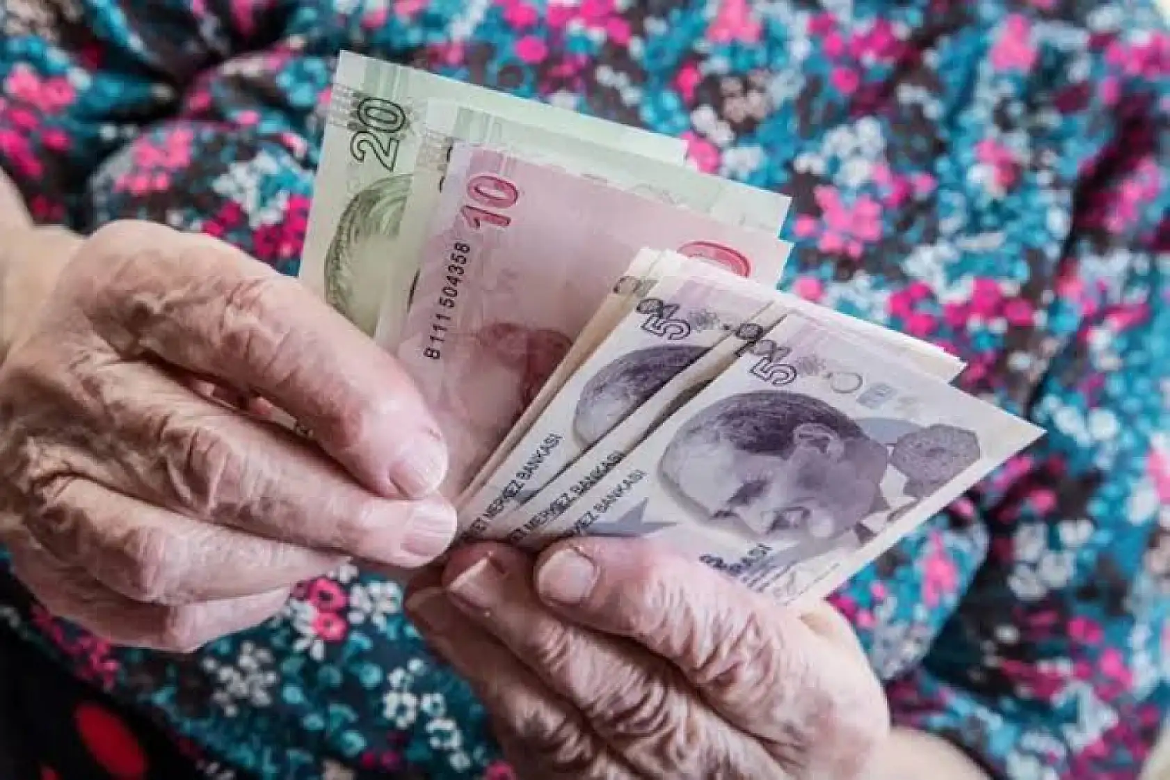 Emekli maaşında yeni dönem kapıda! 25 yıl sonrası için dikkat çeken formül