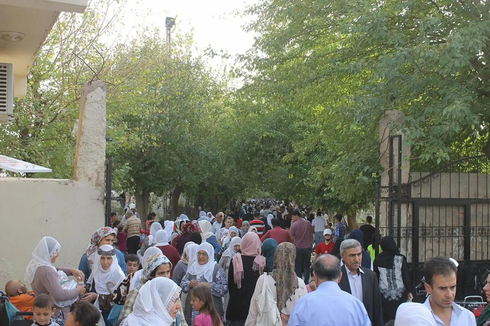 Arefe günü kabir ziyareti yapanlar dikkat! Konya İl Müftülüğü İslam geleneğindeki o ince çizgiyi hatırlattı?