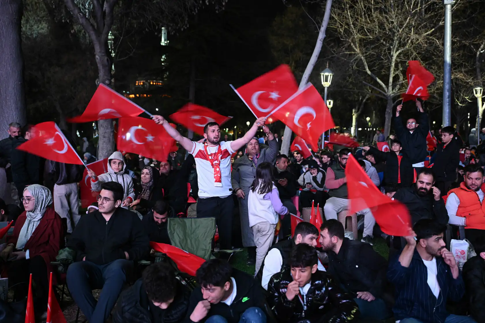 Tarihi zafer, muhteşem coşku! Konyalılar milli maçı dev ekrandan takip etti