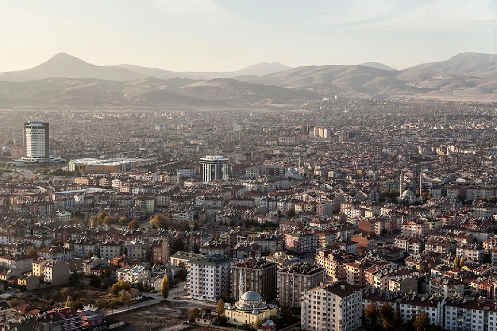 Konya'nın 13 ilçesine 18 bin TL taksitle kurasız TOKİ fırsatı! Hangi ilçeye kaç konut yapılacak belli oldu!