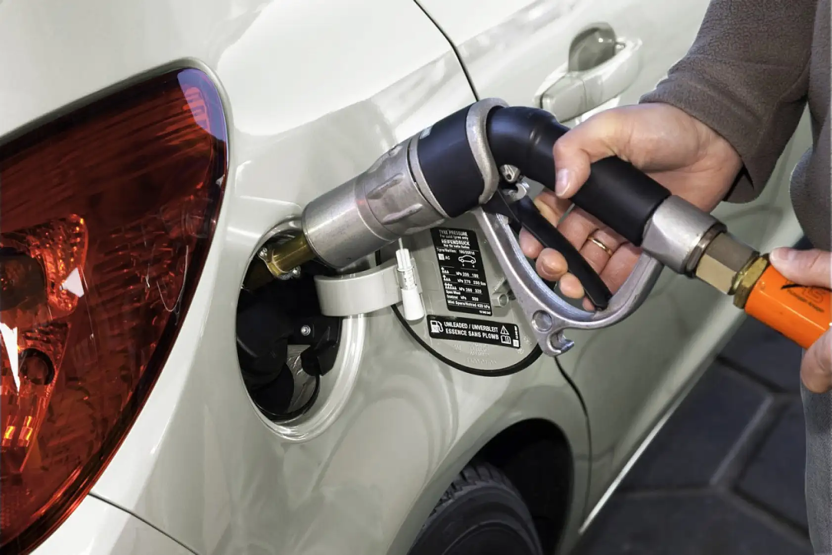 Petrolün nabzı düştü! Motorin ve benzinde dev indirim için müjde verildi! İşte o rakamlar...