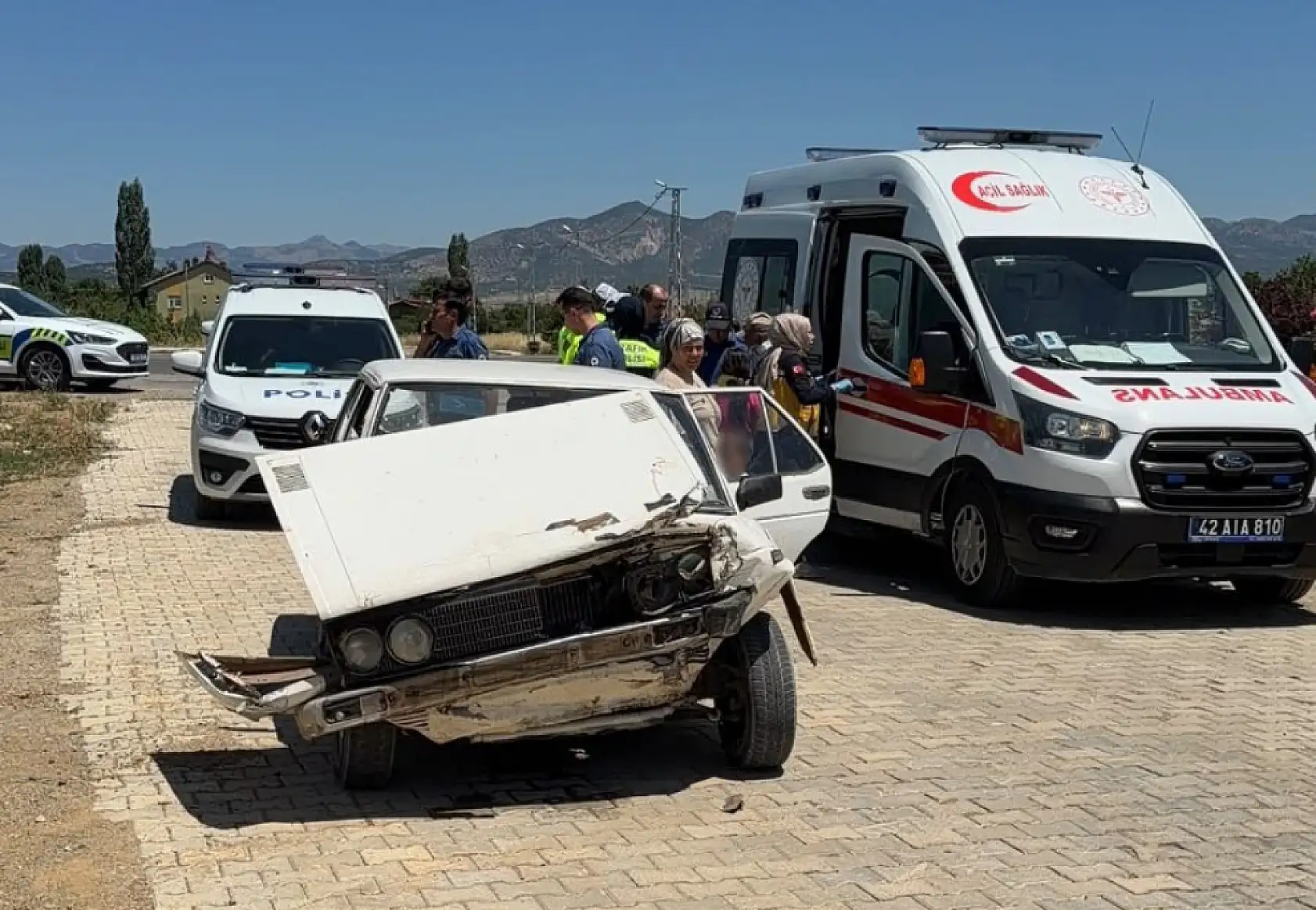 Konya'da otomobiller birbirine girdi: Araç takla attı! Çok sayıda yaralı var...