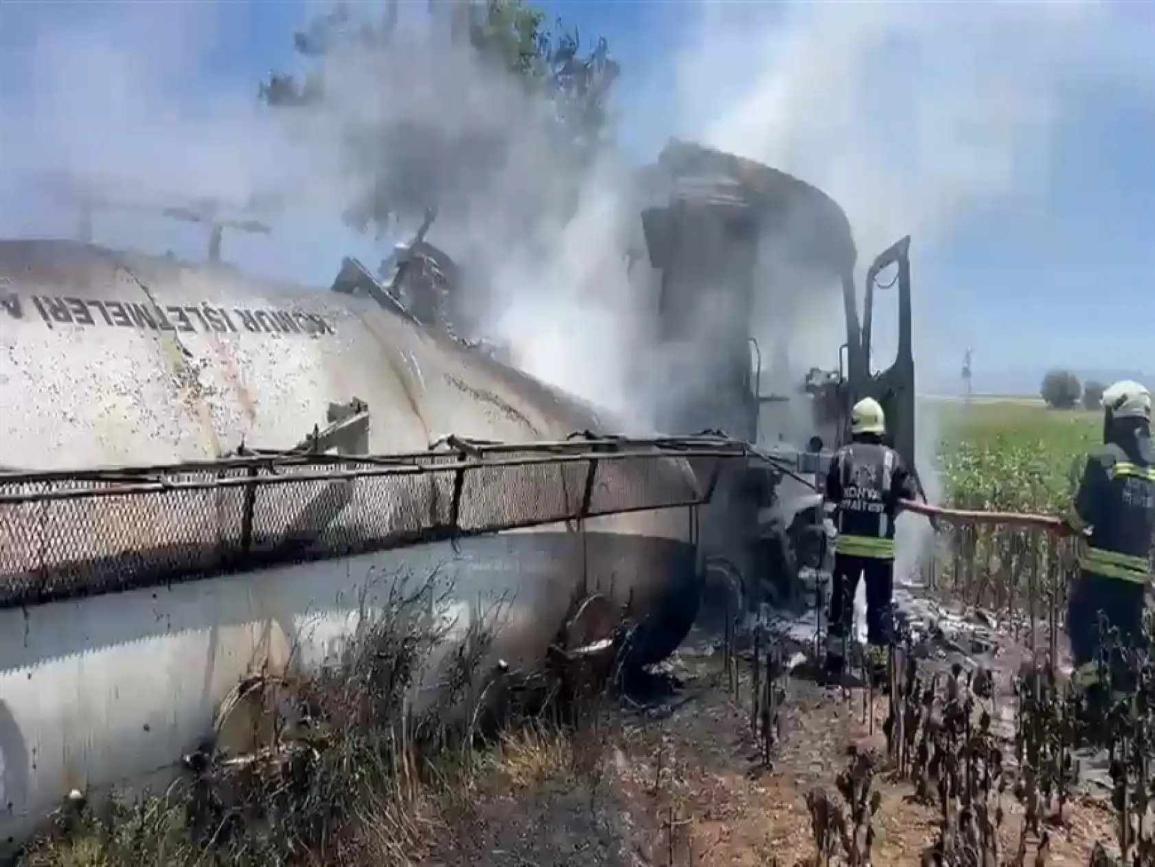 Konya'da dehşet anları! Dev tanker devrilip alev topuna döndü