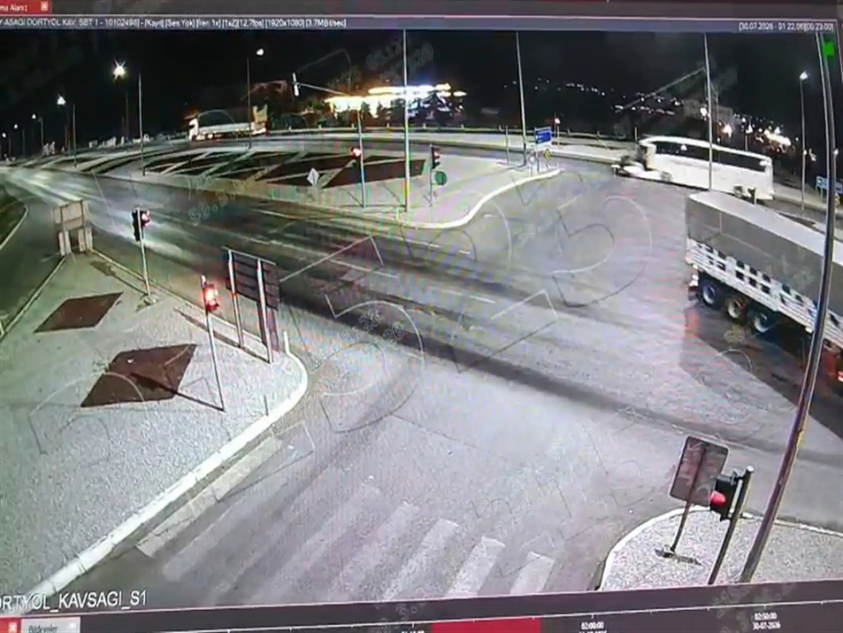 Konya yolunda yürek yakan kaza! Otomobil biçildi: 1 ölü, 1 ağır yaralı!