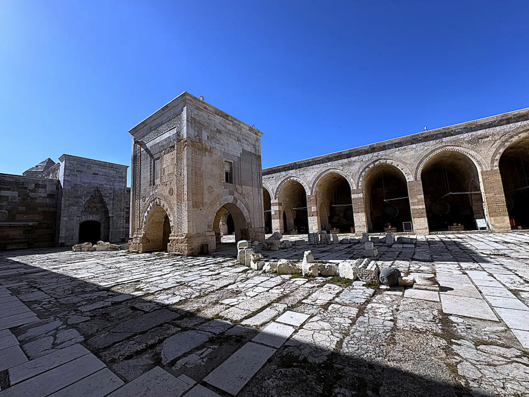 Konya yolundaki Sultanhanı Kervansarayı kapılarını sinemaya açtı!