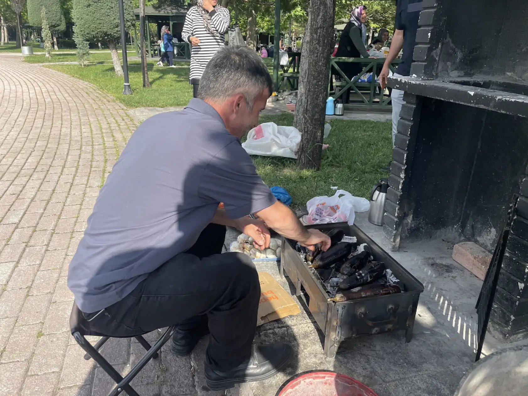 Konya'da sıcak havayı fırsat bilenler soluğu parklarda aldı!