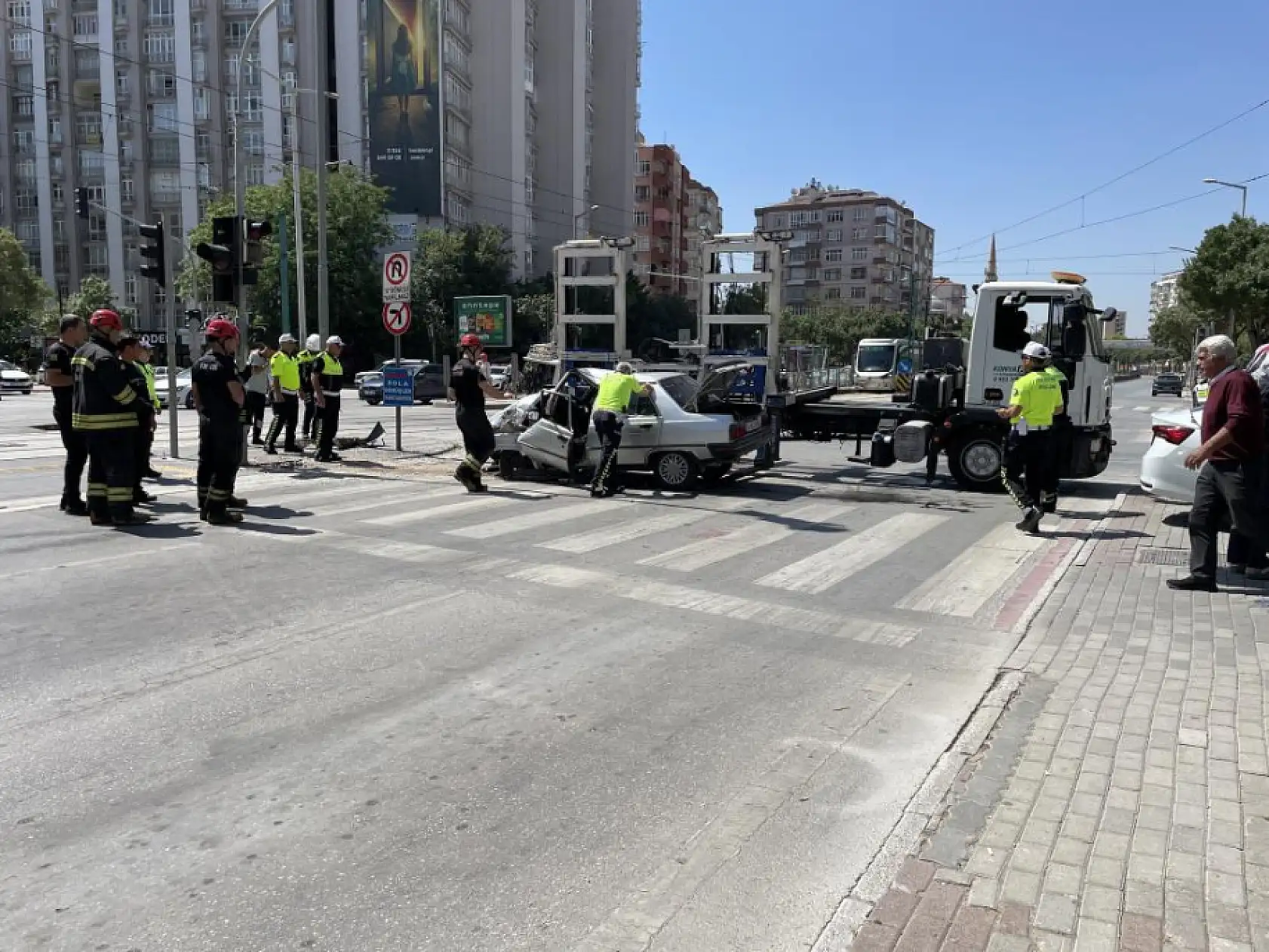 Son dakika: Konya'da kontrolden çıkan otomobil dehşet saçtı! Yaralılar var