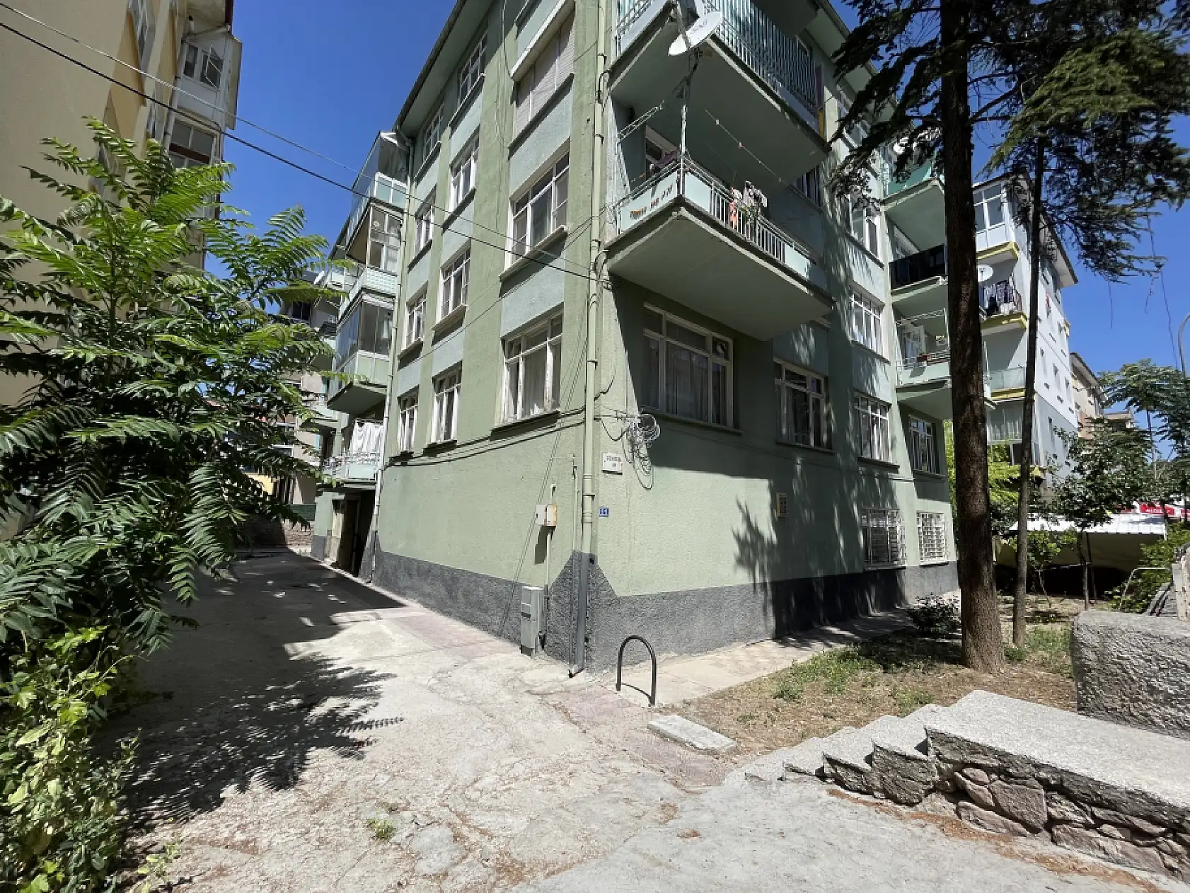Konya'da apartmanda kan aktı: Kiracı tartıştığı yöneticiyi bıçakladı!