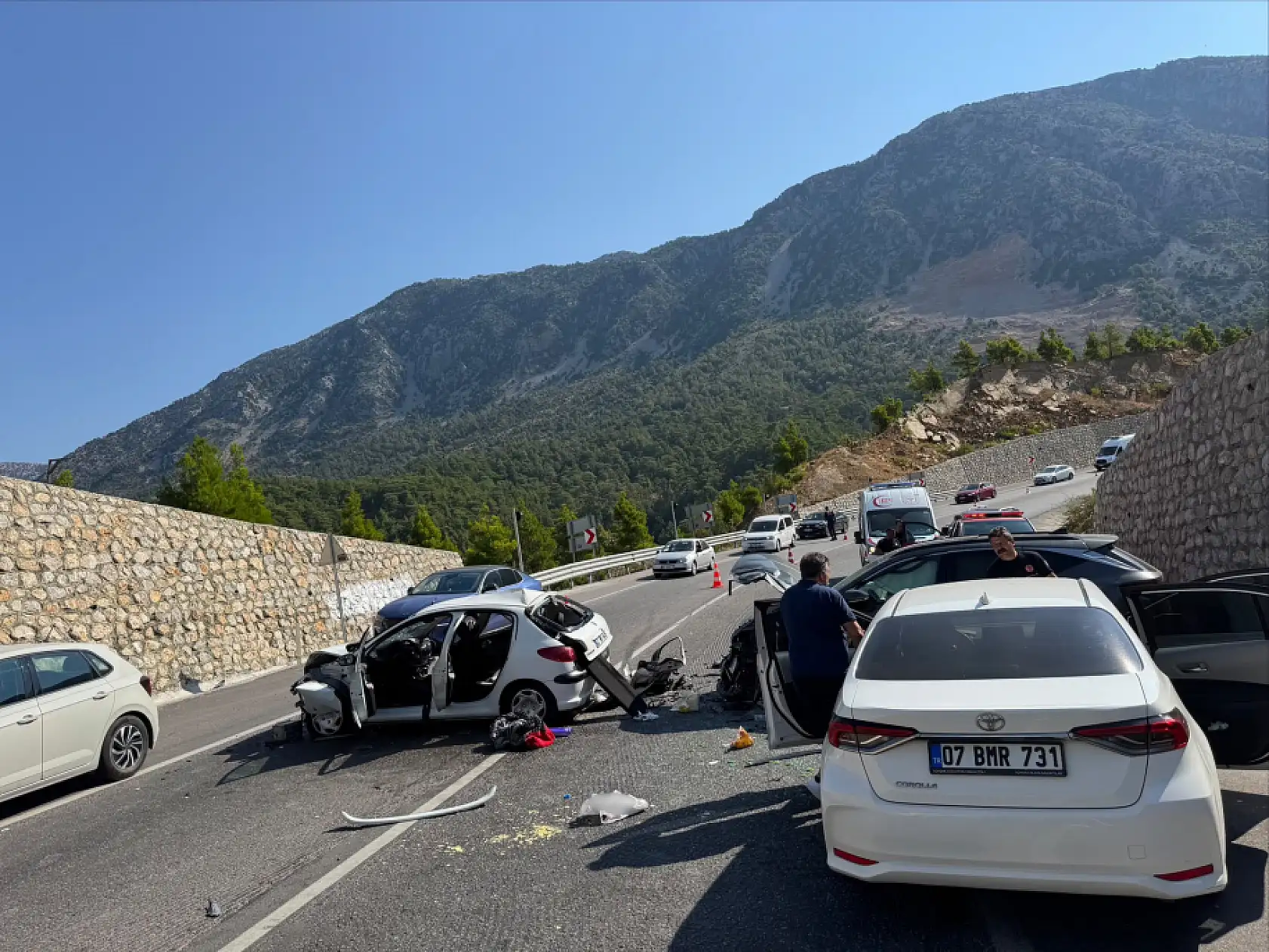 Konya'dan yola çıktı: Karşı şeride geçip 3 aracı biçti! Bir aile...