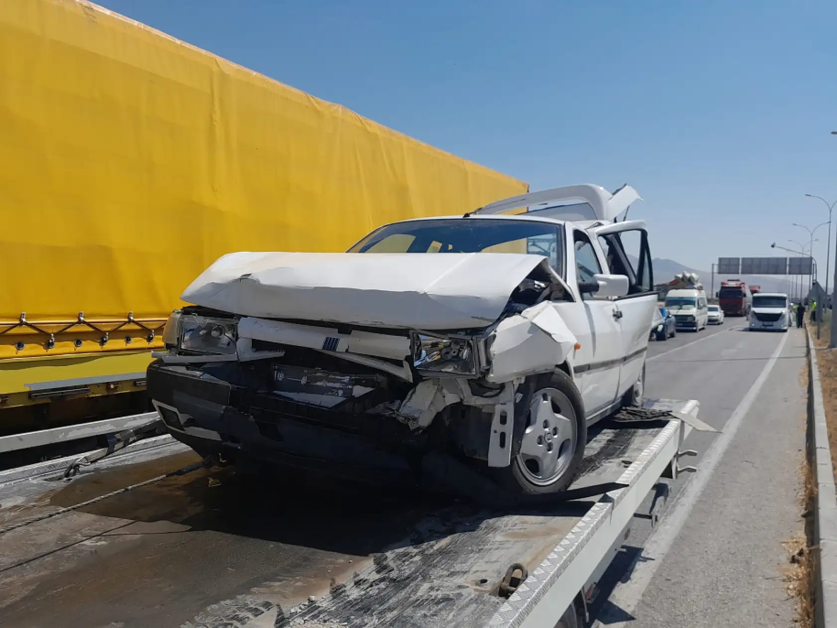 Son dakika: Konya 3 otomobil birbirine girdi trafik kilitlendi: 9 yaralı!