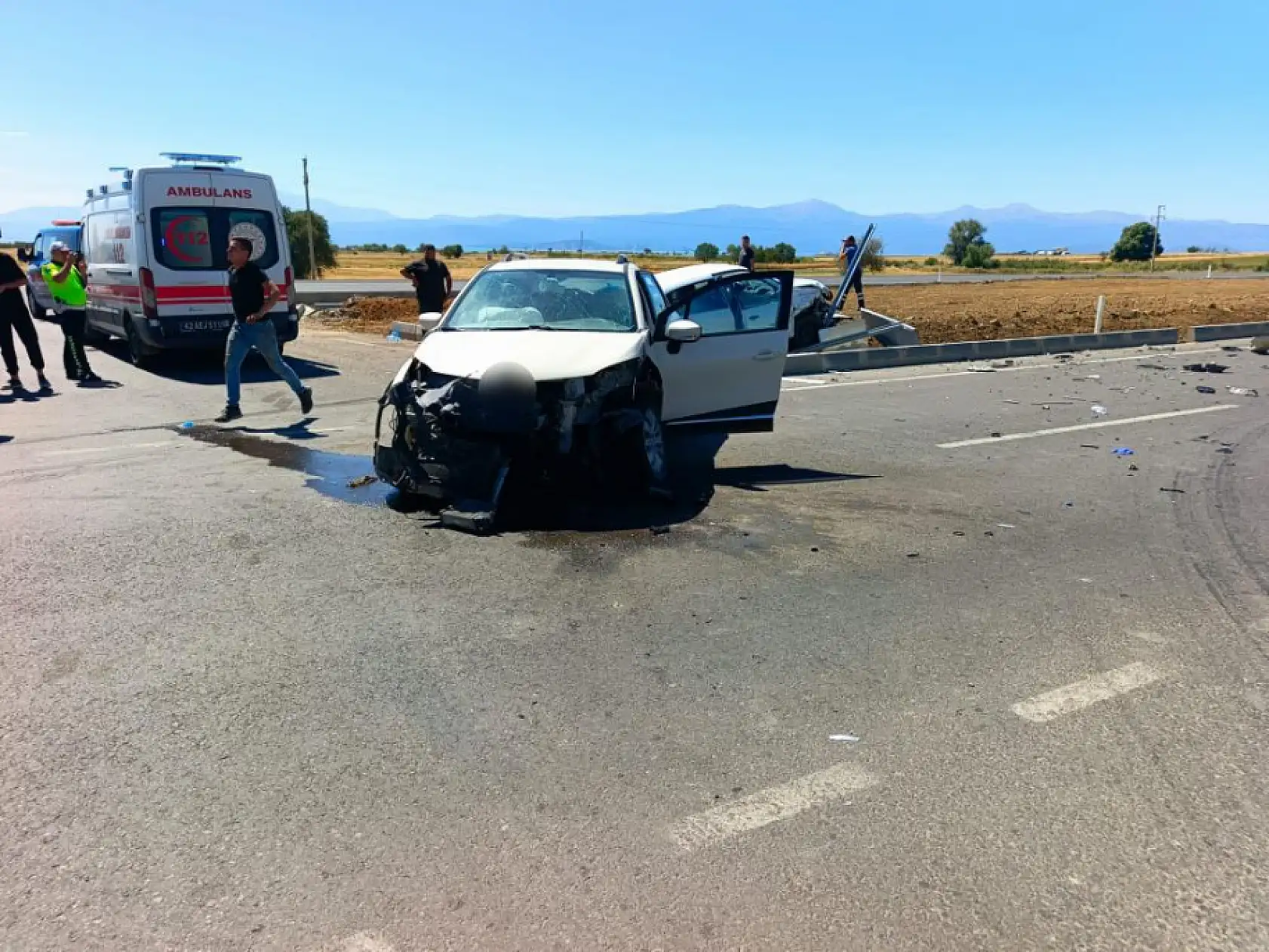 Konya'da iki otomobil birbirine girdi! Çok sayıda yaralı var...