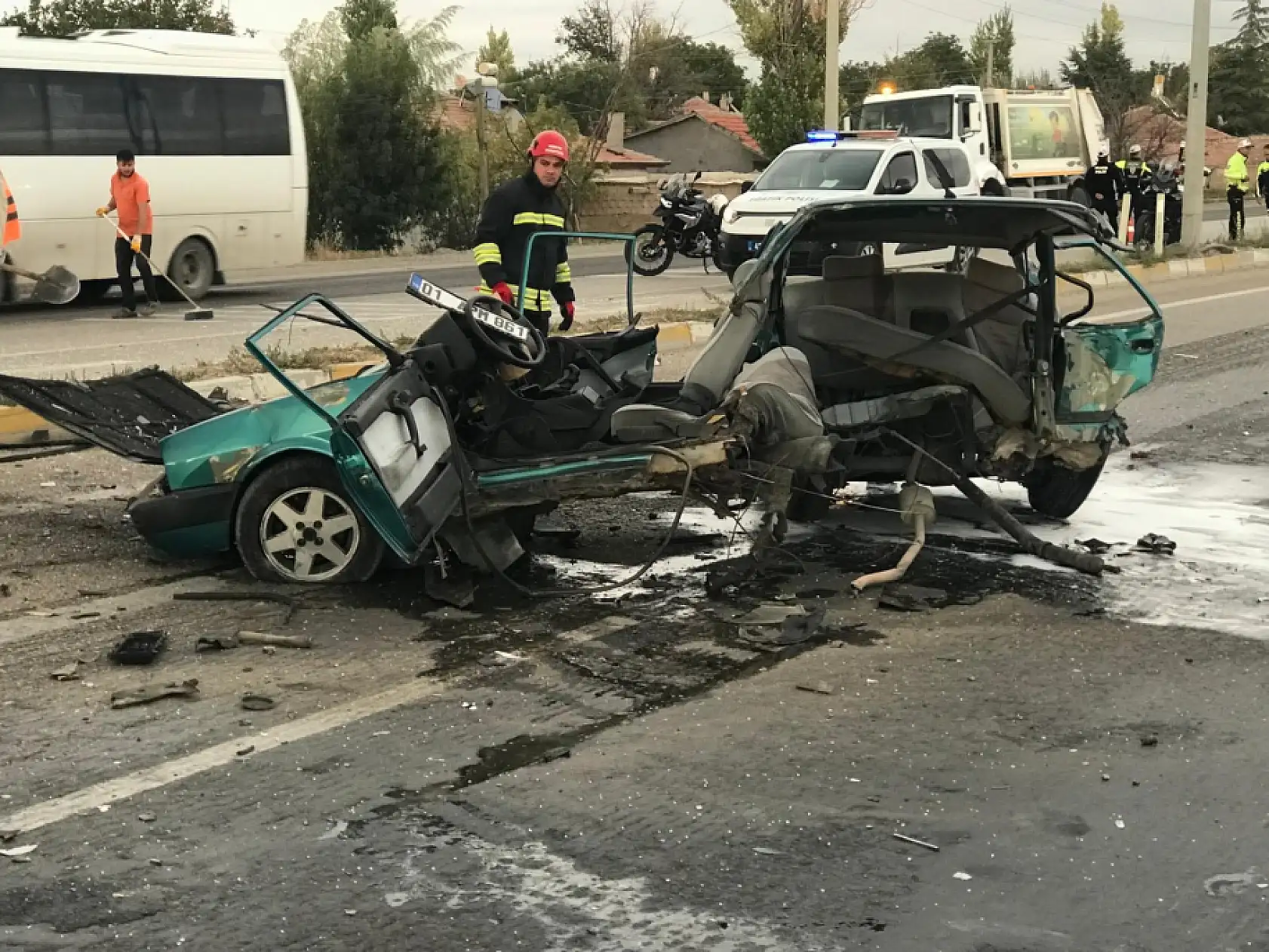 Konya'da can pazarı! Çarpışmanın şiddetiyle Tofaş ikiye bölündü