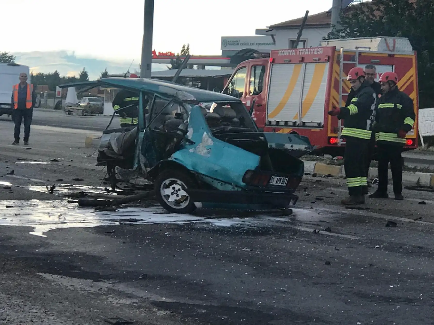 Konya'da can pazarı! Çarpışmanın şiddetiyle Tofaş ikiye bölündü