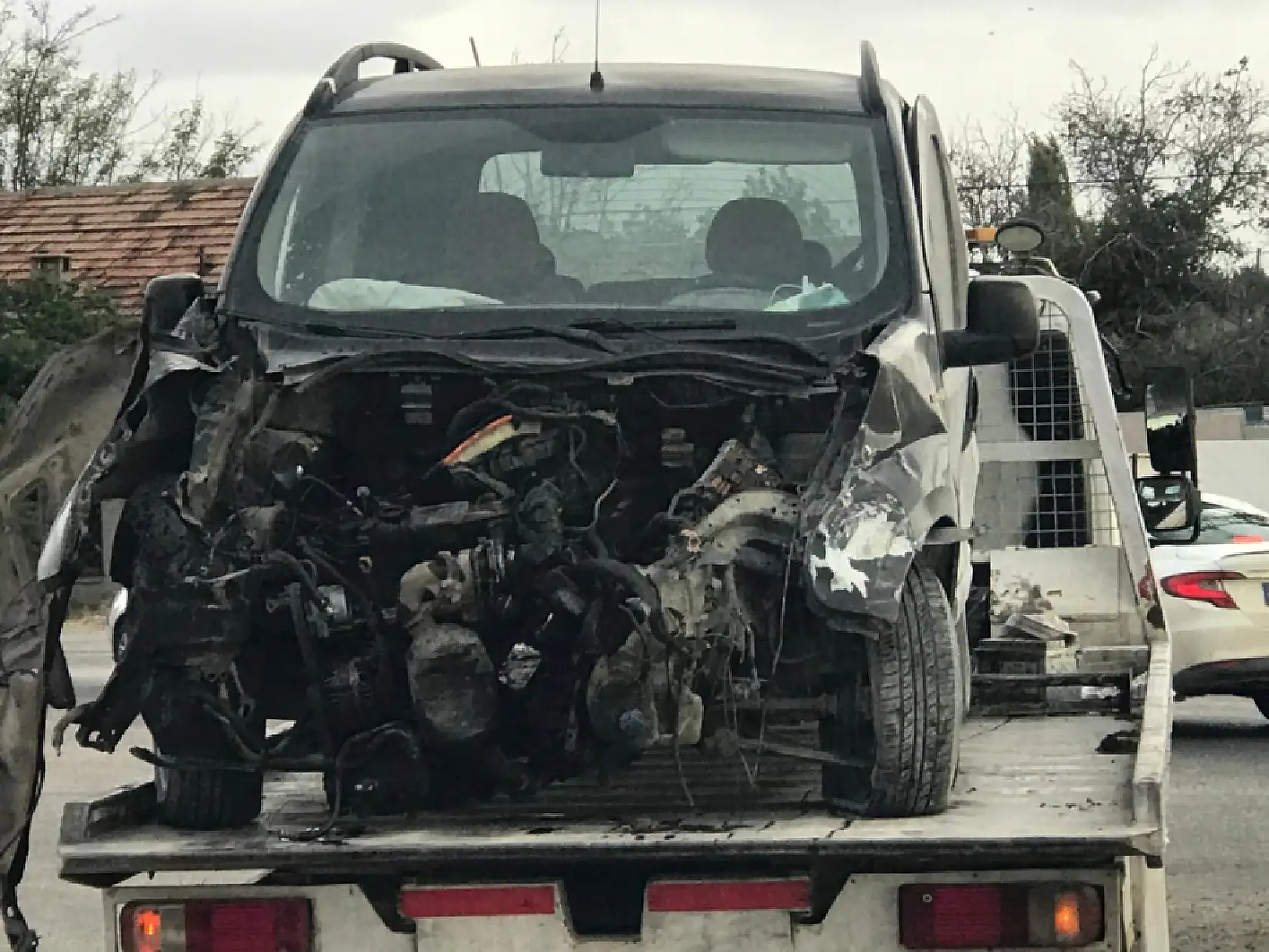 Konya'da can pazarı! Çarpışmanın şiddetiyle Tofaş ikiye bölündü